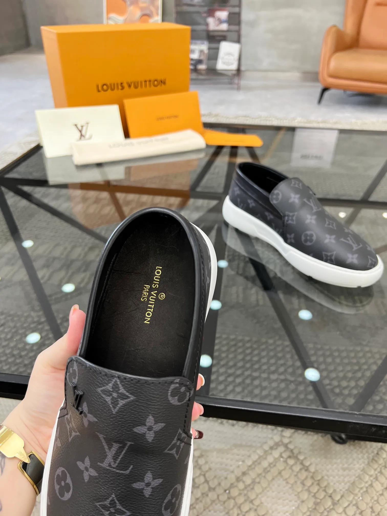 Factory price: 520💰 LV🔍Top purchasing agent🇮🇹 Road The most popular sneakers are available at the same time in the super popular sports shoe counters. The uppers are made of Italian original imported cowhide fabric. The classic and generous layout is a must-have for fashionistas. The complex craftsmanship is perfectly reproduced. The imported soft water-dyed cowhide lining is padded. The soles are: original soles specially provided by the factory. The exclusive foamed molded soles are super comfortable. The original factory follows the order. 🔍🔍High quality. You can go in and out of the counter at will. Welcome to compare. Size 39-45 (38 can be ordered)